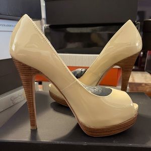 Beautiful high heels open toe by Pelle Moda nude patent size 5B